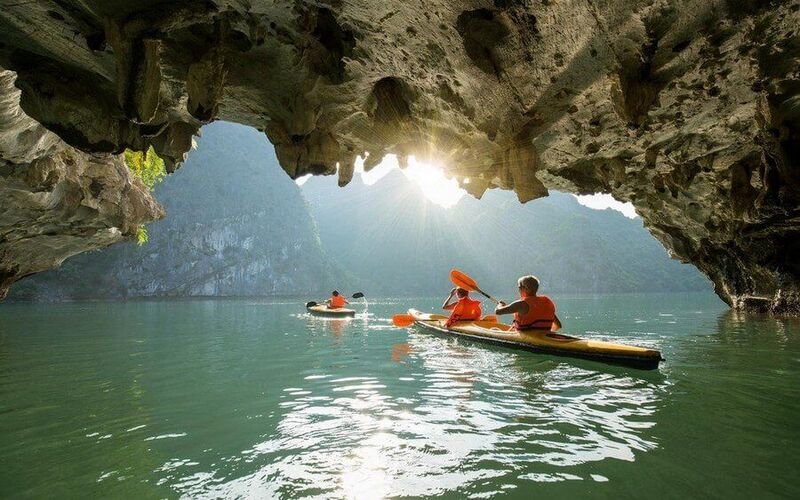 Trải nghiệm kayak th&uacute; vị kh&ocirc;ng thể bỏ qua khi đến Hạ Long